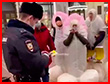 В центре Москвы задержали группу людей-пенисов (видео)