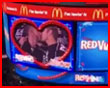 Поцелуй гей-пары на камеру поцелуев привел в восторг зрителей хоккейного матча (фото, видео)