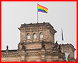 Радужный флаг, поднятый над Рейхстагом, отправился в музей